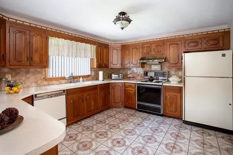 7 Hyacinth St, Fall River, MA 02720 photo 11