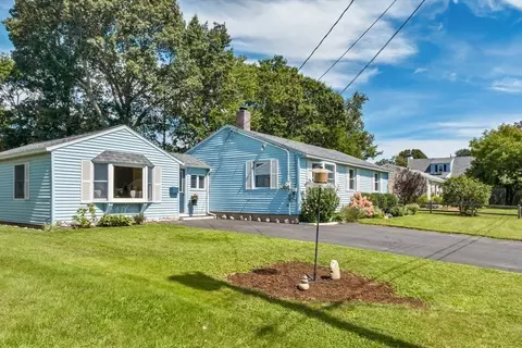 13 Holly Ln, Hampton, NH 03842