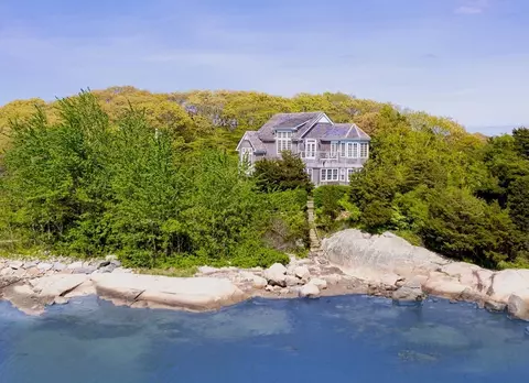 1 Beach Ln, Dartmouth, MA 02748