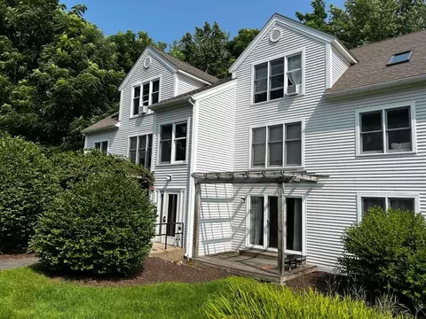 32 Salem Pl #32, Amherst, MA 01002