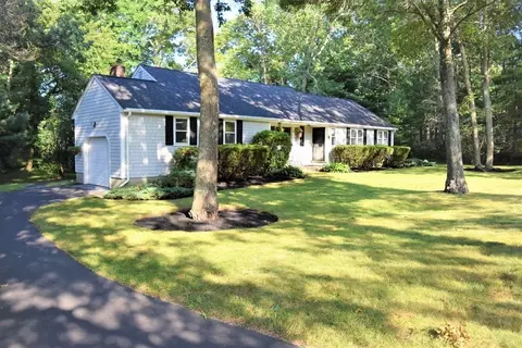 8 Jaye St, Plymouth, MA 02360