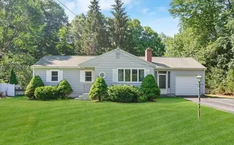 9 Nokomis Rd, Wilbraham, MA 01095