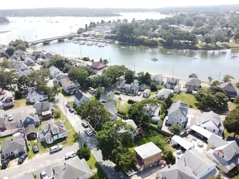 34 Dogwood Ln, Wareham, MA 02571