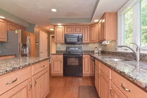 8 King Philip Path, Mendon, MA 01756 photo 18