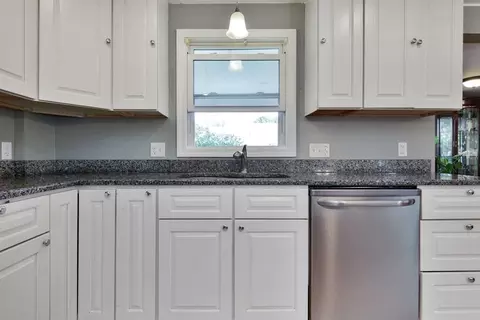 39 Oregon St, Springfield, MA 01118 photo 8