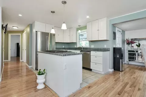 39 Oregon St, Springfield, MA 01118 photo 5