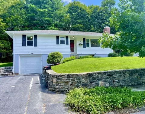 28 Hilltop Cir, Worcester, MA 01609