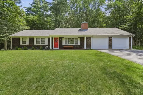 12 Hawthorne Rd, Sturbridge, MA 01566