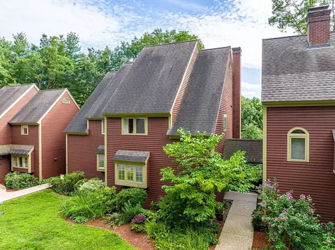 2 Woodridge Ln #2, Westford, MA 01886