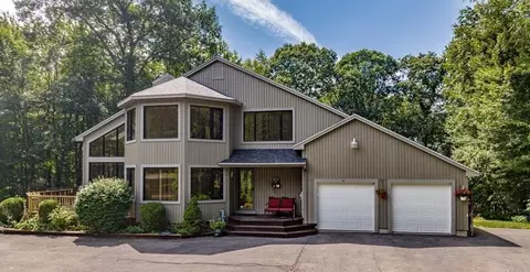 541 Woodland Way, Russell, MA 01071