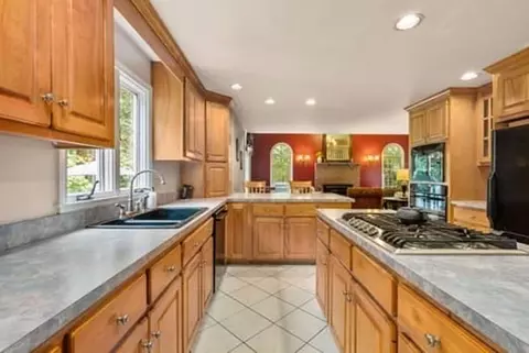 184 East St, Upton, MA 01568 photo 9