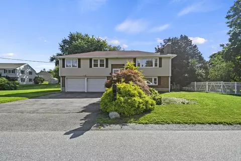 11 Randall Dr, Burlington, MA 01803