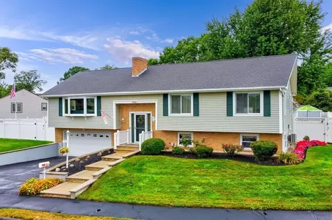 9 Spruce St, Stoneham, MA 02180