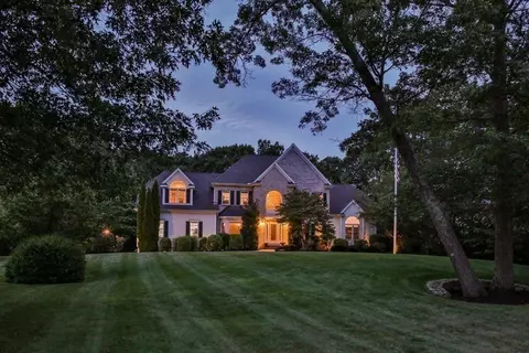 23 October Dr, Franklin, MA 02038