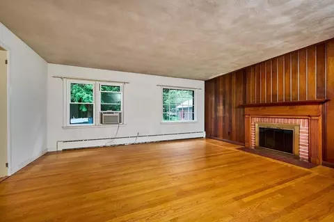 16 Paul St, Easthampton, MA 01027 photo 4
