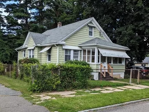28 Bushwick Pl, Springfield, MA 01109