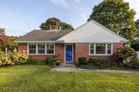35 Harbeck St, Acushnet, MA 02743