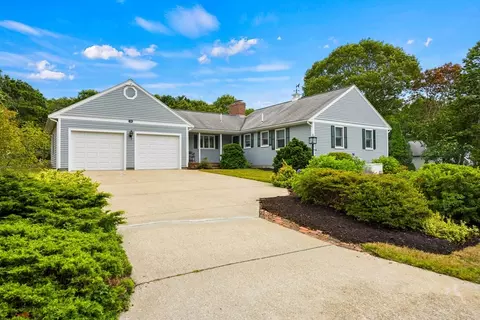 35 Clubhouse Dr, Bourne, MA 02559
