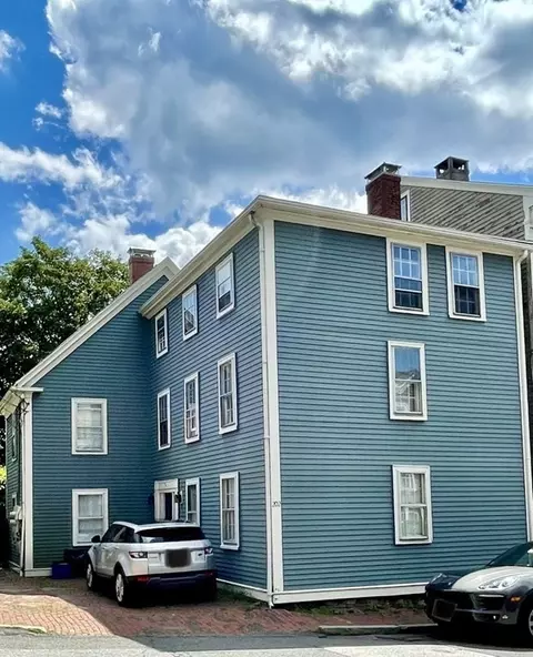 202 Washington St #1, Marblehead, MA 01945