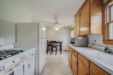 132 Nelson St, Chicopee, MA 01013 photo 4