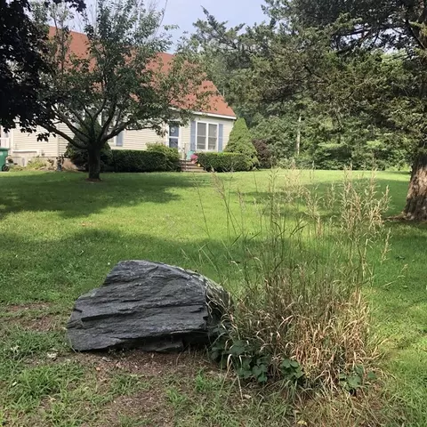 33 Bolton Rd, Clinton, MA 01510