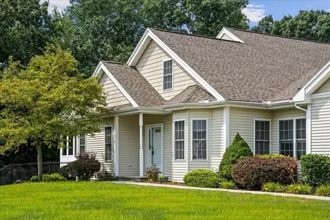 40 Blossom Tree Dr #40, Shrewsbury, MA 01545