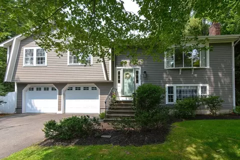 23 Causeway St, Medfield, MA 02052