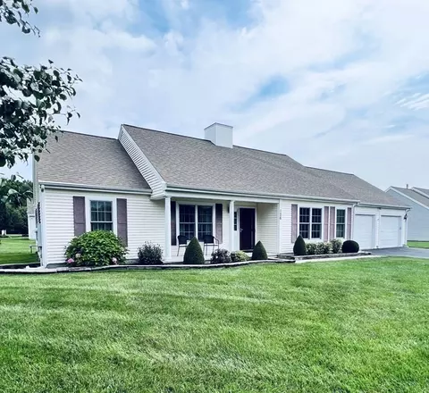 126 Clubhouse Cir, Raynham, MA 02767