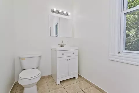 18 Greenacre Sq, Springfield, MA 01105 photo 11