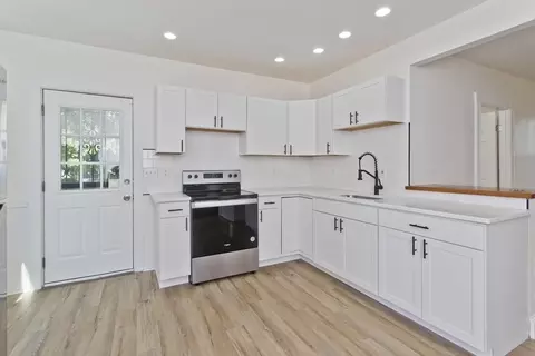 18 Greenacre Sq, Springfield, MA 01105 photo 5