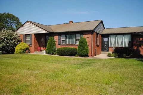 16 Woodcrest Dr, Chicopee, MA 01020