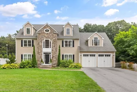 9 Lexington St, Burlington, MA 01803