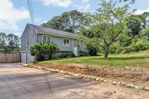 76 Spectacle Pond Dr, Falmouth, MA 02536