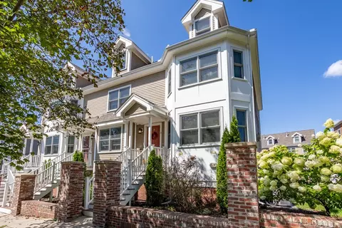 138 Chestnut St #3, Lowell, MA 01852