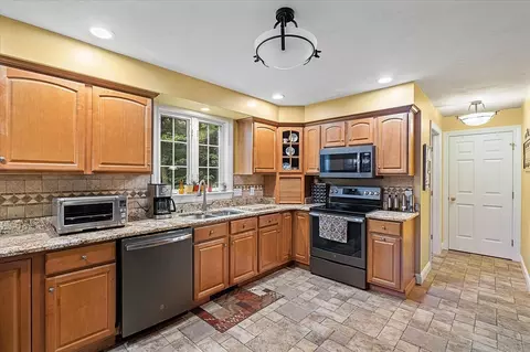 6 Strawberry Knoll Dr, Sutton, MA 01590 photo 8