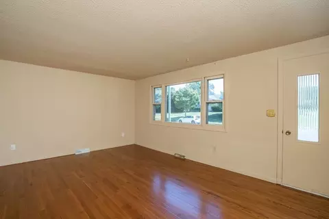 30 Penncastle St, Springfield, MA 01129 photo 2