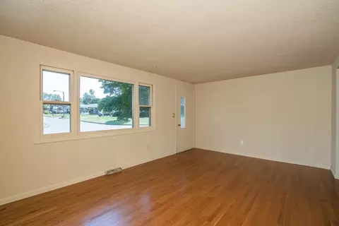 30 Penncastle St, Springfield, MA 01129 photo 3