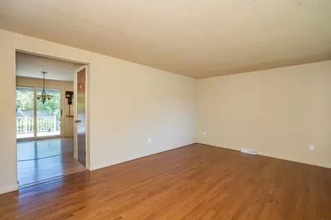 30 Penncastle St, Springfield, MA 01129 photo 4
