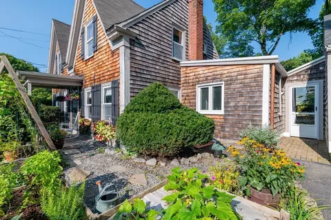 2 Elm Knoll Rd, Braintree, MA 02184