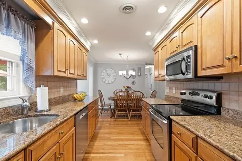 27 Harvard St, Reading, MA 01867 photo 9