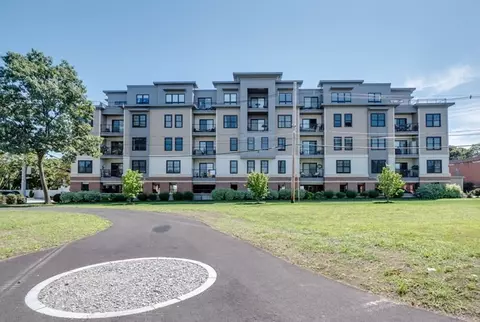 3 Bennett St #208, Wakefield, MA 01880