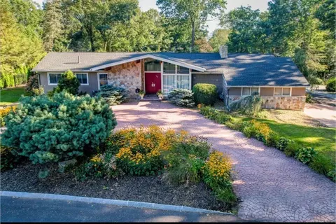 165 Lincoln Pkwy, Lowell, MA 01851