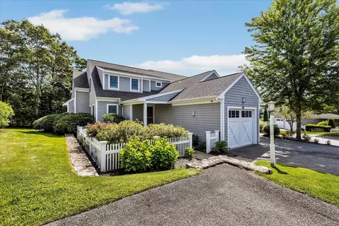 28 Lanyard Way #44, Mashpee, MA 02649
