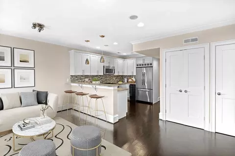 172 W 7th St #2, Boston, MA 02127