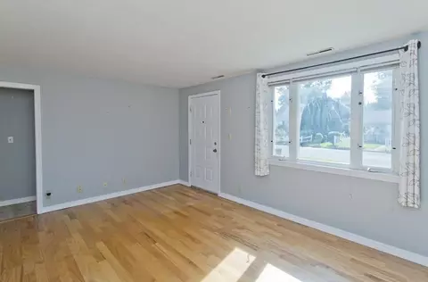 23 Greenleaf St, Chicopee, MA 01013 photo 2