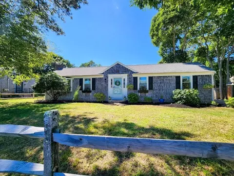 7 Easy St, Dennis, MA 02639