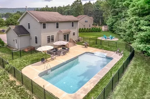 22 Willow Cir, Easthampton, MA 01027 photo 3