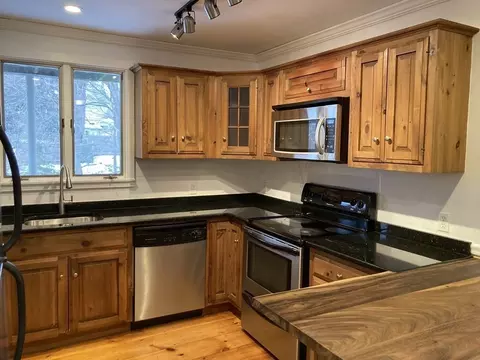 4 Greenleaf St #B, Newburyport, MA 01950