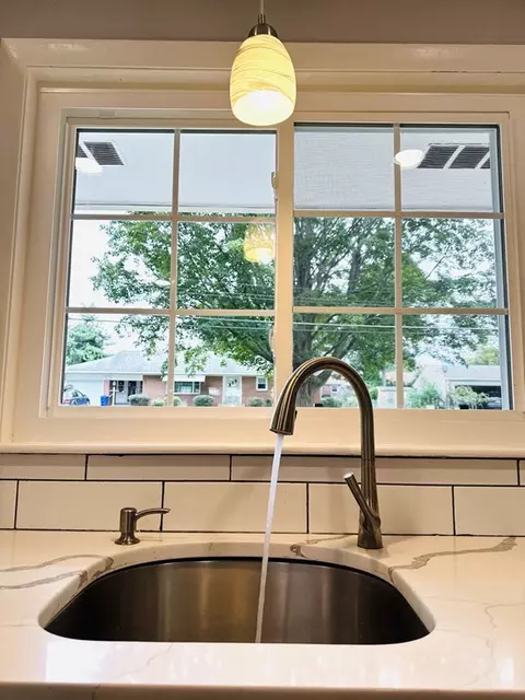27 Dayton St, Springfield, MA 01118 photo 16