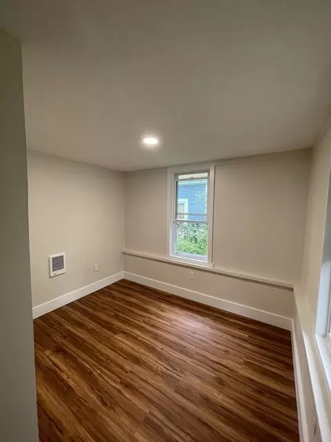202 Dunmoreland St, Springfield, MA 01109 photo 13